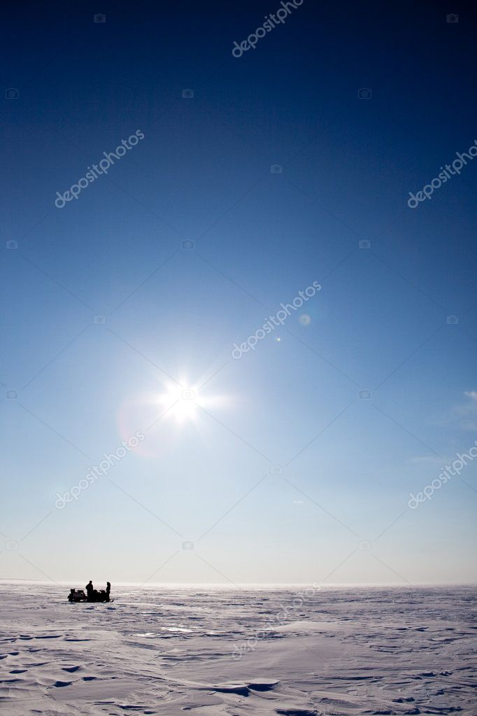 Muž stojící na mole u moře